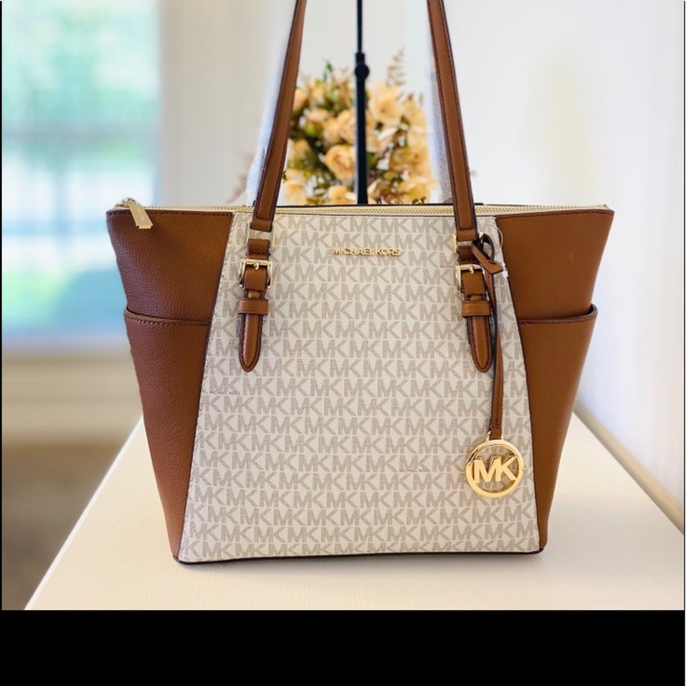 Michael Kors cute tote bag , used twice. It’s in very good condition